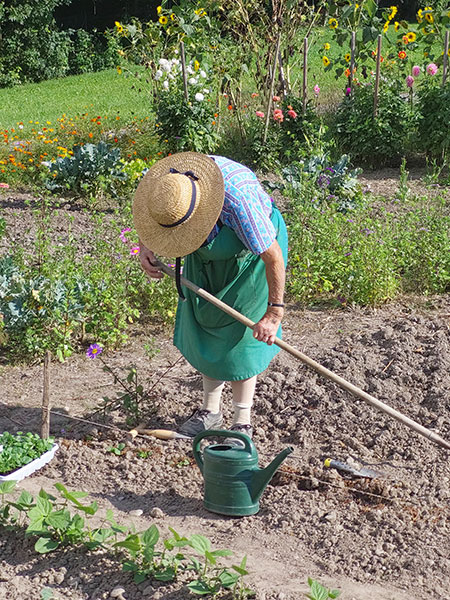 alte-frau-im-garten-01