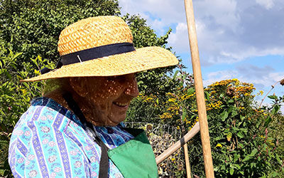 Alte Frau im Garten